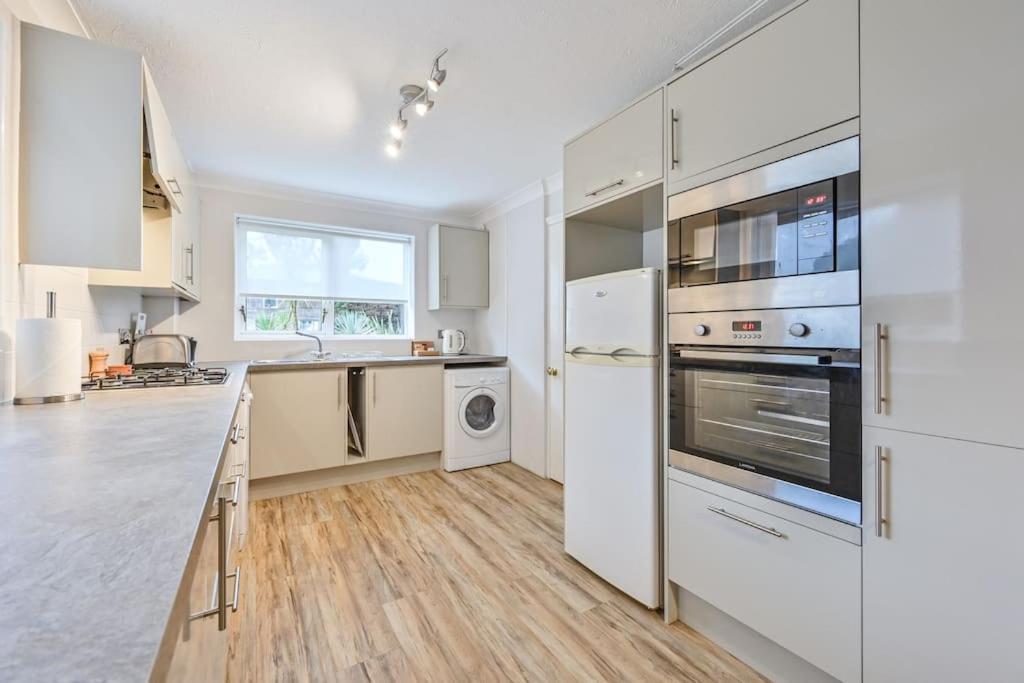 Superb Sandbanks Near And Bars With Free Parking Apartment *