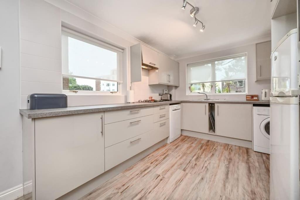 Superb Sandbanks Near And Bars With Free Parking * Poole