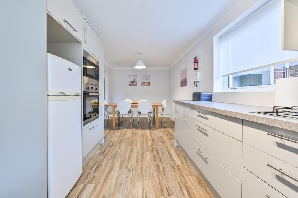 Superb Sandbanks Near And Bars With Free Parking * Poole